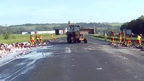 Caminhão carregado com leite tomba na Anhanguera, em Americana