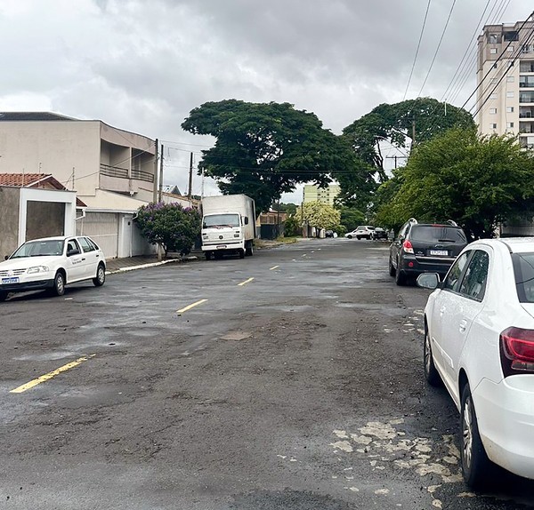 Caminhão atinge fiação e causa falta de energia no Centro de Nova Odessa