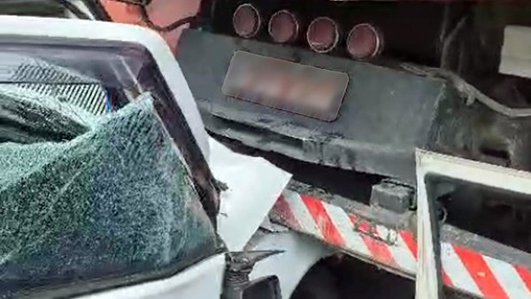 Batida entre Fiorino e caminhão deixa motorista em estado grave