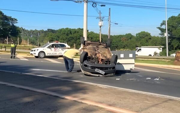 Carro capota em curva na Ponte Nova e interdita via em Paulínia