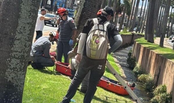 Homem cai em córrego na Avenida Brasil e é resgatado em Americana