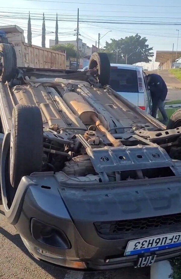 Carro capota e veículos colidem em acidentes na Ampelio Gazzetta, em Nova Odessa