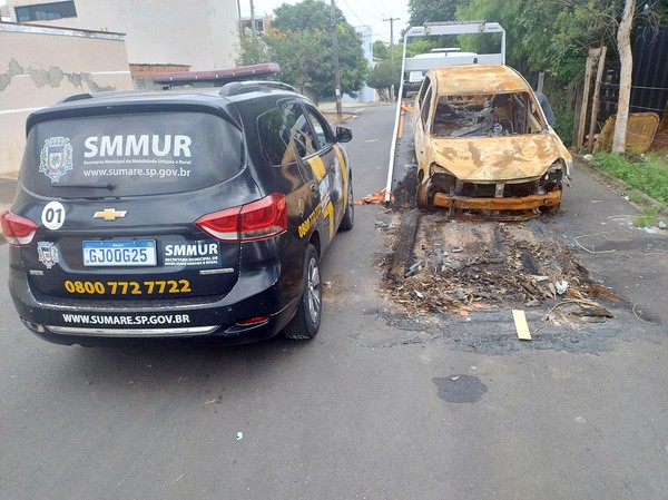 Agentes recolhem mais veículos abandonados nas ruas de Sumaré