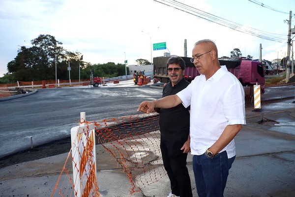 Nova rotatória do viaduto da Vila Real recebe asfalto e obra entra na reta final
