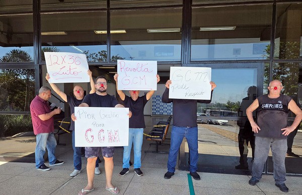 GCMs e profissionais de saúde protestam em frente à Prefeitura de Nova Odessa