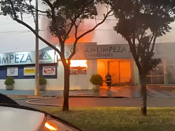 Incêndio de grandes proporções destrói loja de produtos de limpeza em Paulínia