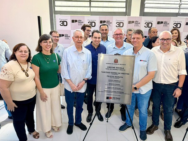 Prefeito Chico Sardelli descerra placa da creche do Boer junto ao governador Tarcísio de Freitas