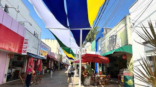 Calçadão do Centro de Americana traz novos tecidos com as cores do Brasil