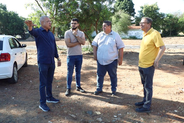 Zezé vistoria nova etapa de obras do Pq. Socioambiental do Jd. Amanda