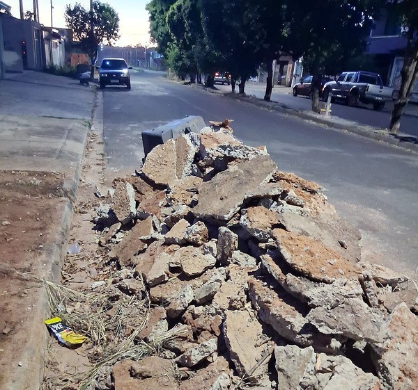 Morador volta a reclamar de entulho em avenida no Bordon 2, em Sumaré