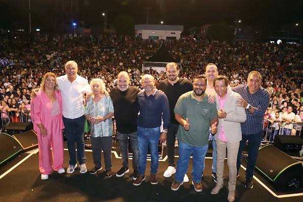 Moradores de Hortolândia enchem praça em show de Gian & Giovani
