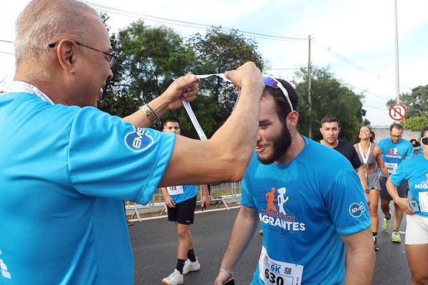 Recorde de participantes em corrida leva ‘onda azul’ a ruas de Hortolândia