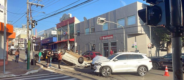Colisão entre carros provoca capotamento no Centro de Sumaré