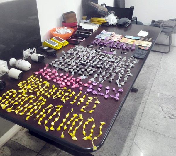 PM prende casal e apreende menor por tráfico em adega de Americana