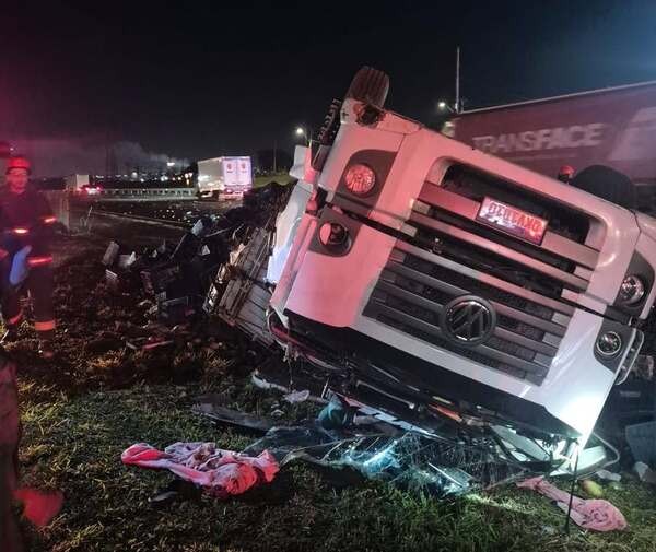 Carreta carregada com mangas capota na Anhanguera e deixa motorista ferido em Sumaré