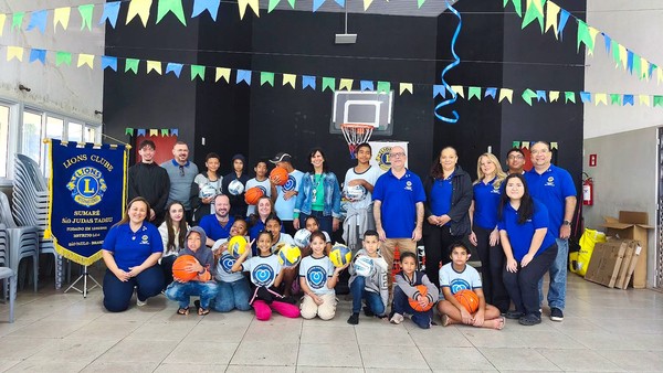 Lions Clube Sumaré doa R$ 5,1 mil em materiais esportivos para projeto social