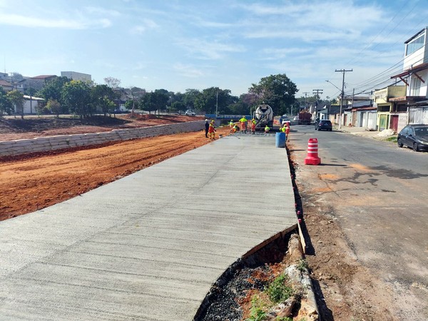 Hortolândia faz concretagem de pista de caminhada no Parque Santa Emília