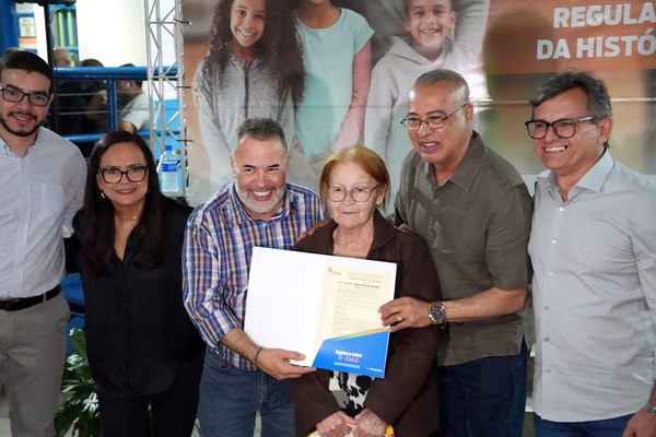 Zezé entrega títulos de regularização fundiária a famílias do Boa Esperança