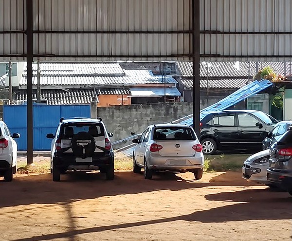 Quadra inacabada vira estacionamento e revolta comunidade em Sumaré