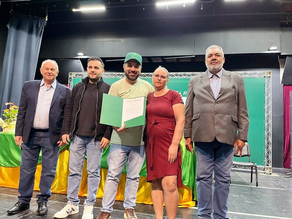 Prefeito Henrique do Paraíso entrega 42 títulos de propriedade a núcleos de habitação