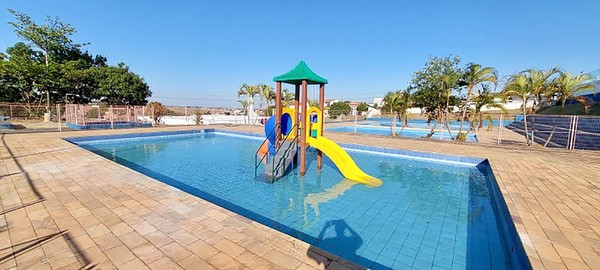 Piscinas públicas reabrem para lazer nos finais de semana em Monte Mor