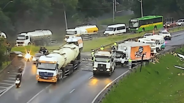 Caminhão carregado com massa de pastel tomba e bloqueia rodovia em Paulínia