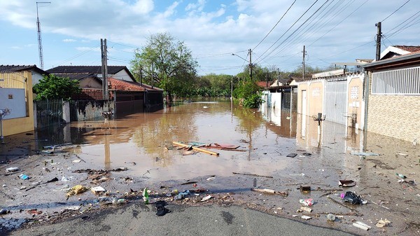 Enchente invade imóveis e moradores são retirados com bote em Sumaré