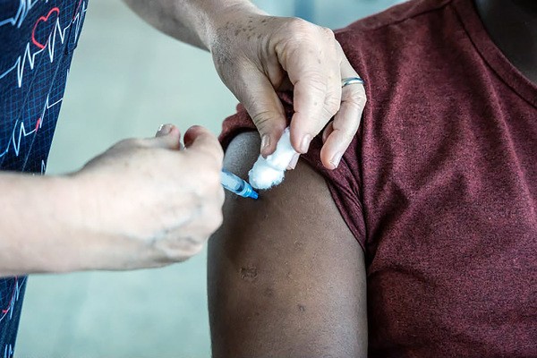 Saúde de Paulínia começa vacinação com Pneumo 20 a idosos com 85 anos