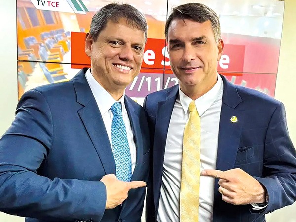 Flávio Bolsonaro encerra campanha com carreata entre Santa Bárbara e Americana